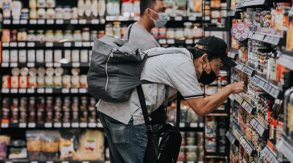 Inflația urcă vertiginos după ce alimentele s-au scumpit cu aproape 22%