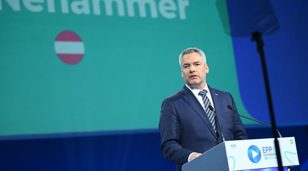 Bloomberg. Extrema dreaptă austriacă conduce în sondaje. Inflația și corupția erodează curentul principal