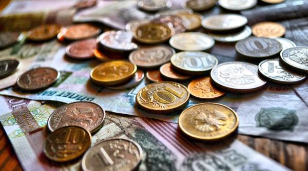 Rubla a cedat și scade la cel mai mic nivel din ultimile șapte luni