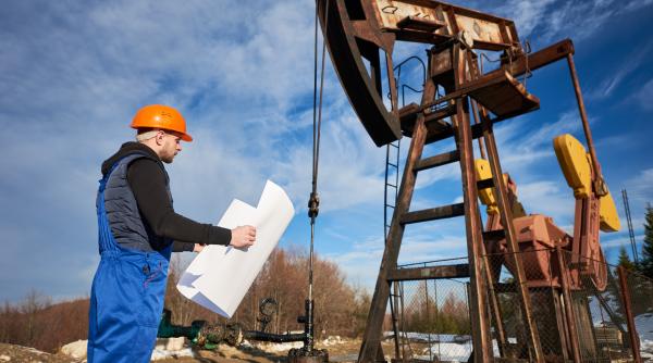 Petrolul își accelerează creșterea după scăderea surprinzătoare a stocurilor din SUA