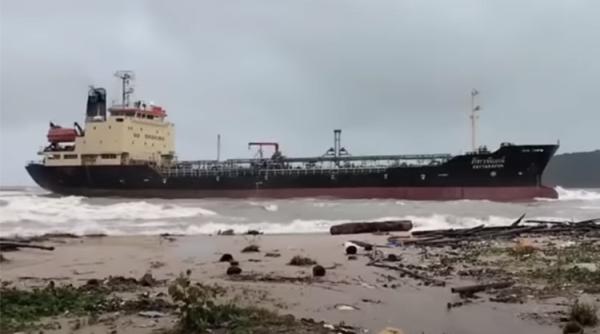 Un petrolier a eșuat pe cea mai frumoasă plajă din Thailanda