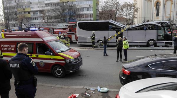 Accident deosebit de grav în Capitală. Un autocar plin cu turiști străini s-a izbit de limitatorul de înălțime de la Pasajul Unirii. 
