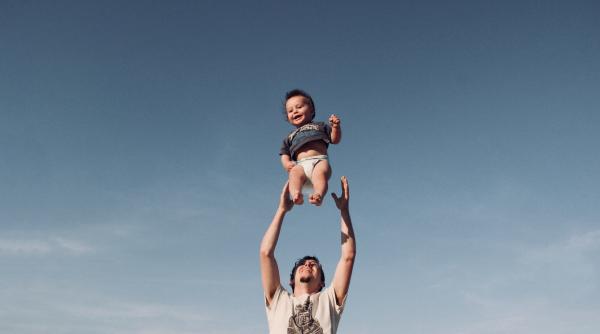 Tații vor avea dreptul la mai multe zile de concediu paternal. Anunțul Guvernului