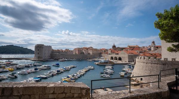 Croația a adoptat de la miezul nopții euro și a aderat la Schengen