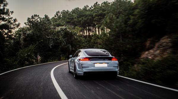 Cum ne distrăm în mașină. Producătorii auto prezintă noile lor idei de divertisment