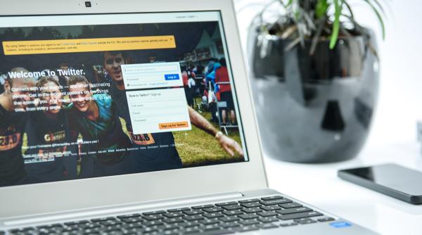 Atac cibernetic împotriva Twitter. 200 de milioane de adrese de e-mail, expuse. Expert: "Va duce la o mulţime de hacking, phishing şi doxxing direcţionat"