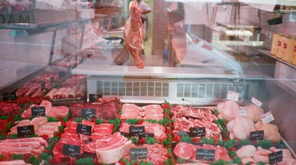 ANPC: 2,8 tone de carne oprite definitiv de la comercializare, la furnizorii restaurantelor din Piaţa Alba Iulia