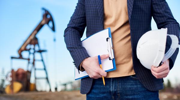 Prețul petrolului a crescut, deși ar fi trebuit să scadă! Explicații 