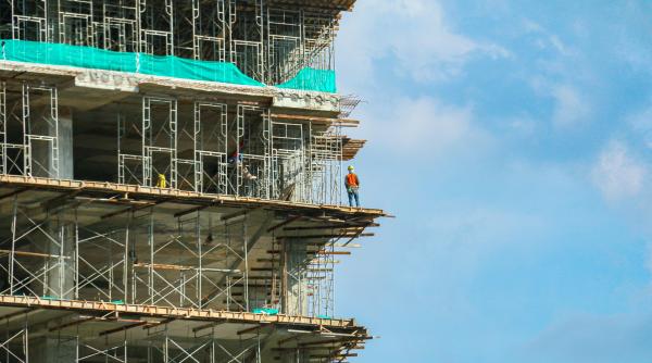 Peste 230.000 mp de spaţii de retail au ca termen de livrare sfârşitul anului 2023, în România