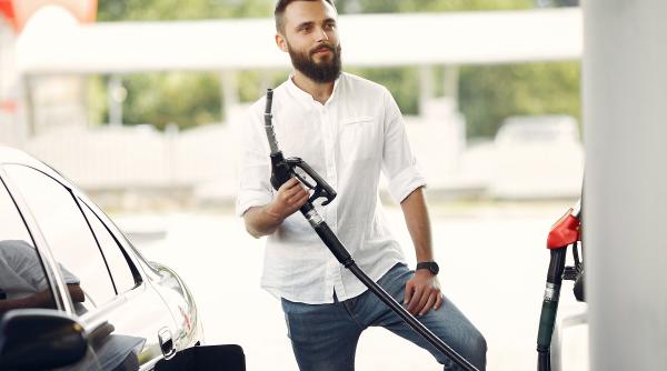 Prețul benzinei. Adrian Negrescu spune ce se va întâmpla de luna viitoare 