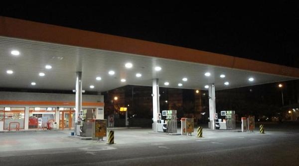 Ungurii trec graniţa ca să facă plinul pentru că preţurile la pompă au explodat în Ungaria