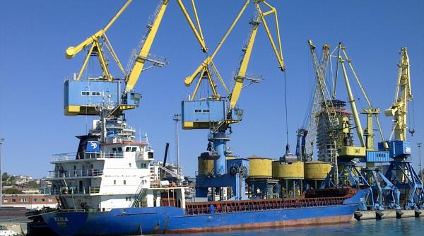 Un navă cargo turcească, lovită de o rachetă în Marea Neagră