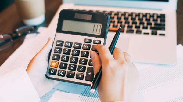 Salariul minim va mai crește în România. Anunțul ministrului Finanțelor