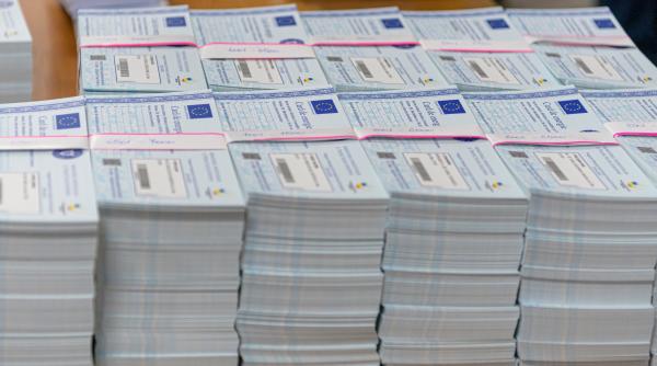 Astăzi începe distribuirea către beneficiari a cardurilor de energie. Numărul la care puteţi suna pentru informaţii