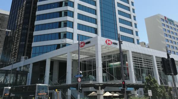 Uniforme ”casual” la banca HSBC. Ce au voie să poarte angajații 