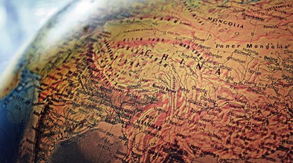 Europa, prinsă la mijloc în disputa dintre SUA şi China