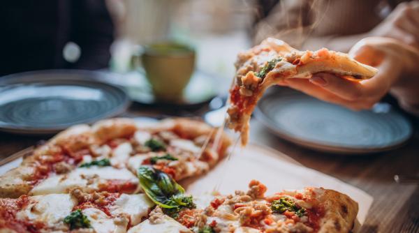 Pizza s-a scumpit, anul trecut, cu 15,9% în UE și în România