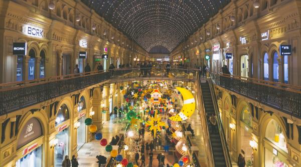 De ce multe branduri occidentale continuă să facă afaceri în Rusia