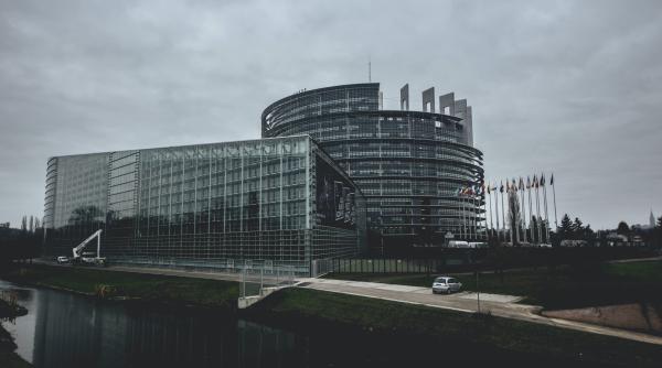 A fost adoptat REPowerEU, planul pentru reducerea dependenţei energetice a Uniunii Europene de Rusia