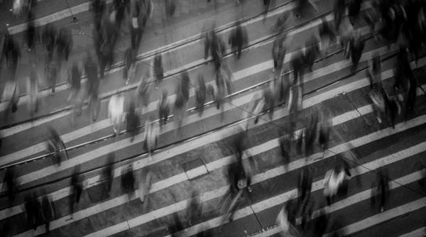 Ce-şi doreau românii după Revoluţie. „Un televizor color costă un milion de lei, nu ne permitem. Salariul e maximum 150.00 lei” – Video din anii ’90