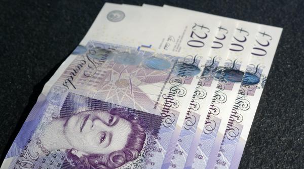 Lira sterlină scade pe fondul datelor din Marea Britanie și SUA