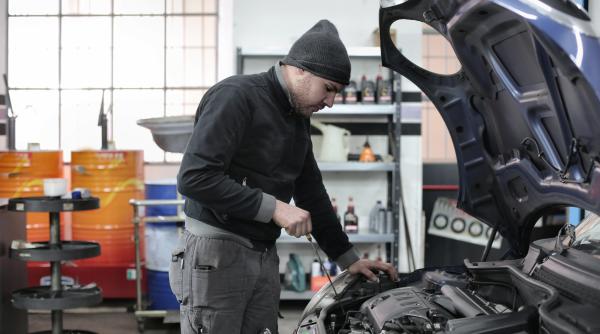Ce salarii au mecanicii şi vopsitorii auto, în România. Topul oraşelor