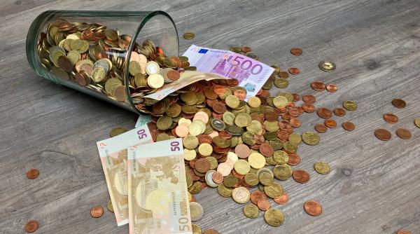 Curs valutar, luni, 27 februarie. Leul s-a depreciat în raport cu euro şi cu dolarul american