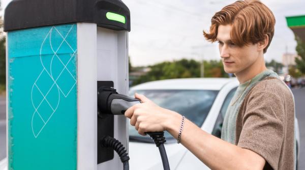 Experți: Mașinile pe hidrogen, în competiție cu cele electrice