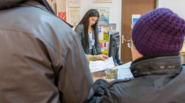 Carduri de energie. Românii se plâng că nu le-au primit, deşi sunt eligibili. Ce îi răspunde Marcel Ciolacu unei femei care i-a prezentat această situaţie