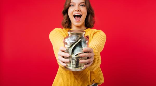 Opt pași simpli pentru a face economii în criză