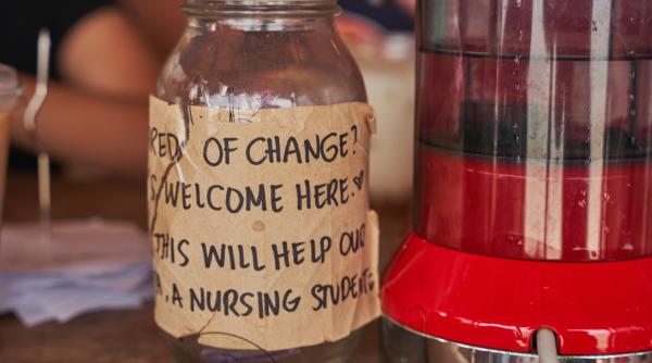 Borcanul pentru bacşiş din localuri este ilegal şi trebuie să dispară, anunţă şeful ANAF