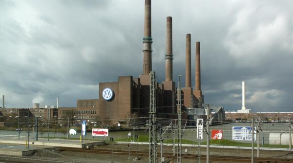 FT: Volkswagen pune pauză construcţia uzinei de baterii în Europa de Est