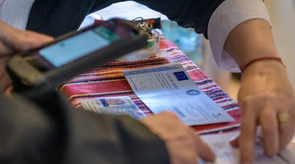 Card energie. Procedura pentru a chema poştaşul la domiciliu dacă nu vreţi  să staţi la coadă la Poşta Română sau nu puteţi plăti online