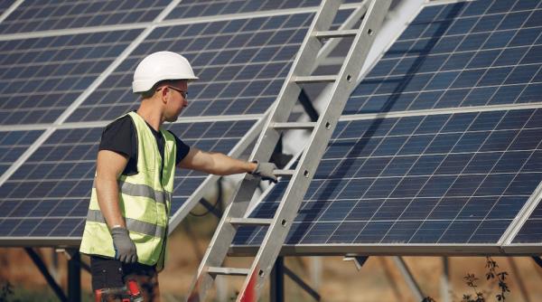 Fondurile pentru panouri fotovoltaice se dublează, anunț făcut de premier