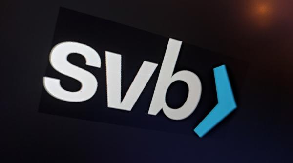 De ce s-a prăbușit banca SVB. Când a început totul