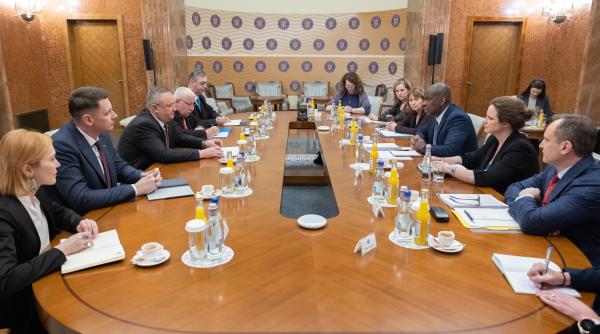 Nicolae Ciucă, discuţii cu oficialul SUA Dereck J. Hogan despre atragerea de companii americane în România şi accederea în programul Visa Waiver