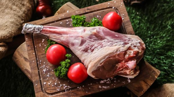 Carnea de miel a ajuns la prețuri prohibitive. Cu cât pleacă de la fermieri, la cât ajunge în magazine