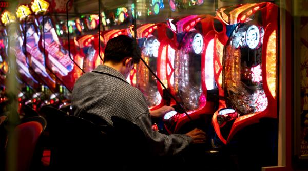 Daniel Dăianu pune tunurile pe jocurile de noroc și tutun: ”Surse de venit la buget”