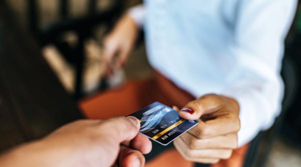 Vouchere de 500 de lei. Guvernul a stabilit calendarul de acordare. Cine sunt beneficiarii