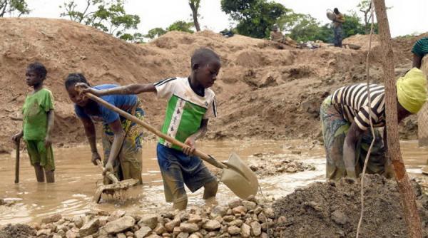 Traseul cobaltului până la telefoane noastre începe cu minerii copii și intermediarii chinezi