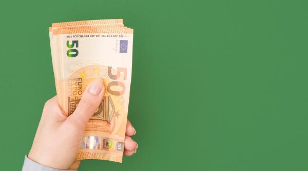 Acest ajutor financiar va crește la 250 de euro. Cine sunt beneficiarii 