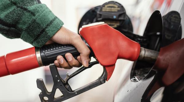 Carburanţii s-au scumpit iar. Prețul benzinei şi al motorinei în România, astăzi, 5 aprilie 2023