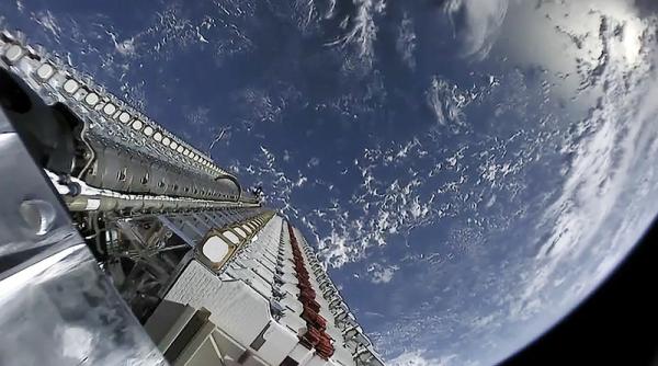 Sateliții Starlink de ultimă generație ai SpaceX au început să cadă din spațiu
