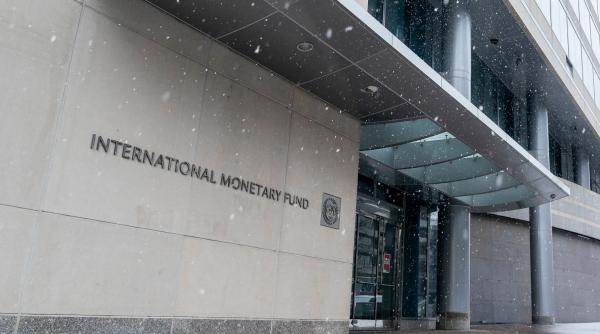 Prognoza FMI: În 2023, economia României va încetini, inflația va fi peste 10%