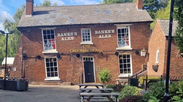 Cel mai înclinat pub din Marea Britanie, scos la vânzare VIDEO