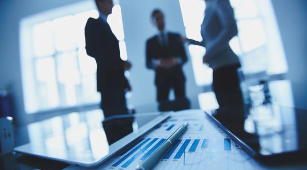 AmCham România, îngrijorată de riscurile unui deficit ridicat și pledează pentru reforme structurale