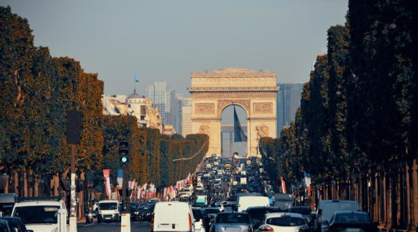 Fitch a retrogradat ratingul de țară al Franței