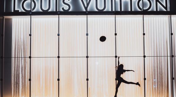 Faţada Fundaţiei Louis Vuitton din Paris a intrat în vizorul militanţilor ecologişti