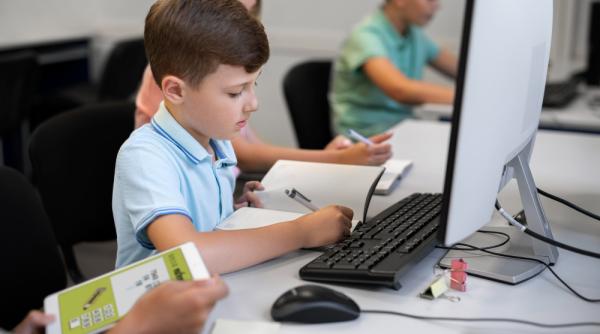 Mai mulți elevi și studenți pot primi bani pentru calculatoare