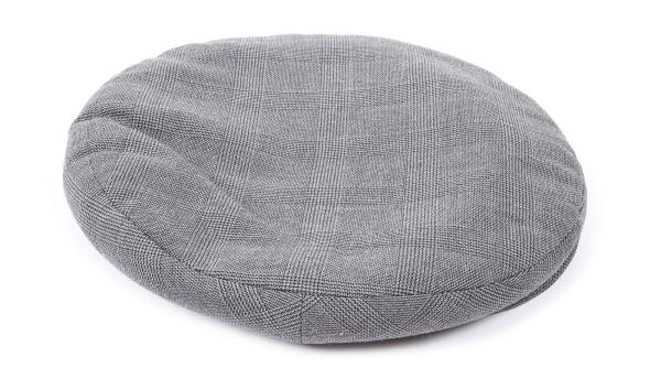 Celebra şapcă a lui Nicolae Ceauşescu şi alte obiecte ale fostului dictator, scoase la licitaţie în Bucureşti